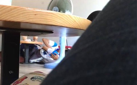 Đôi bạn trẻ mặc đồng phục ngang nhiên "diễn" cảnh nhạy cảm trong quán trà sữa