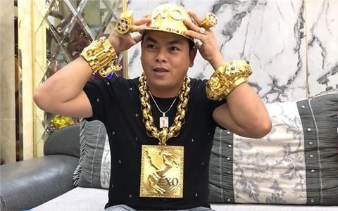 Trước khi bị công an tạm giữ, Phúc XO khoe những món hàng bằng vàng xa xỉ khiến nhiều "dân chơi" choáng váng