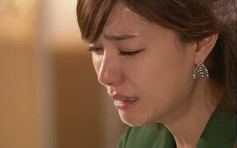 Hơn nửa năm không thấy con gái về quê thăm, vợ chồng tôi lần mò tìm đến phòng trọ thì chết điếng bởi cảnh tượng trước mắt