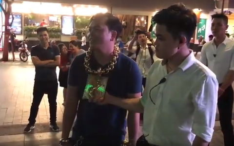 Trước khi bị bắt, Phúc XO trả 15 triệu đồng/tháng cho vệ sĩ đi dạo và đỡ vàng trên cổ