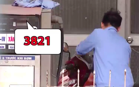 Khách mua 50.000 đồng tiền xăng, nhân viên bơm gian lận, "móc túi" 12.000 đồng