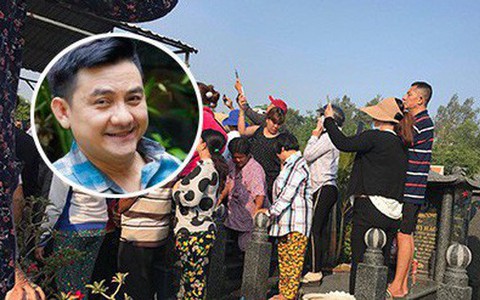 Đám đông chen lấn, giẫm đạp lên các mộ phần để tìm "vị trí đẹp" theo dõi tang lễ Anh Vũ