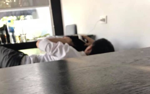 Khách hàng nổ đom đóm mắt với cặp đôi ôm ấp, hôn hít nhau ngay tại quán trà sữa, nhắc nhiều lần chẳng thèm thưa