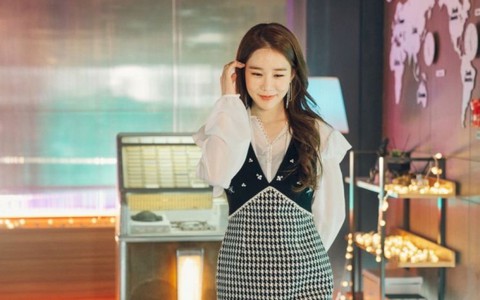 Bí mật được giấu trong album ảnh cưới, vợ phát hiện ra xử trí thế này mà chồng đứng ngồi không yên