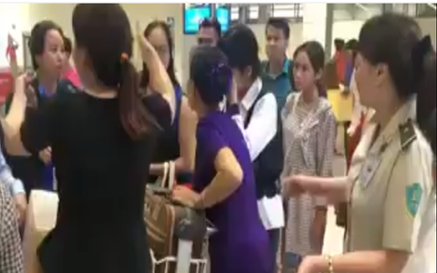 Thông tin chính xác về clip “bé gái bị sàm sỡ trên máy bay“