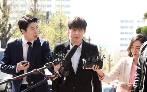 Mỹ nam "Hoàng tử gác mái" Park Yoochun đến Sở cảnh sát để tiếp nhận điều tra, nhưng phản ứng của netizen mới là điều đáng chú ý 