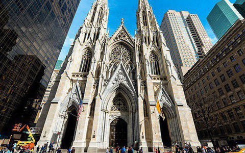 Mỹ: Bắt giữ người mang 2 can xăng cùng bật lửa vào nhà thờ Thánh Patrick tại New York