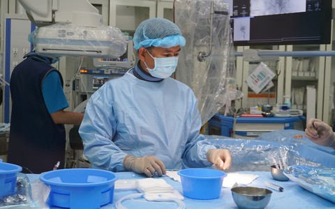 15 giờ phẫu thuật ngoạn mục cứu nữ bệnh nhân mang khối u não "khổng lồ", nhiều bệnh viện đã "chê"