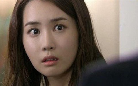 Nghe tin chị gái "ế chỏng chơ" đưa người yêu kém tuổi về ra mắt, tôi vội vàng chạy sang xem thì choáng váng khi thấy khuôn mặt đáng khinh ấy
