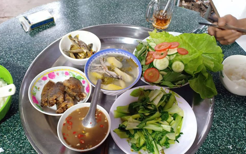 Nàng dâu trẻ được khen khéo nấu cơm đãi khách với 100k, chị em đồng loạt chỉ ra điều sơ suất