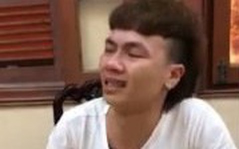 Bị công an bắt, Khá Bảnh liên tục lau nước mắt ân hận: Cháu muốn có thêm vài đồng thu nhập để xây nhà cho mẹ