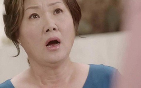 Mẹ chồng bắt con dâu mới sinh xuống làm cỗ, hai cô con gái nằm vắt chân xem phim và cái kết quá đỗi hả hê