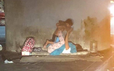 Người mẹ vô gia cư bên góc phố và trò chơi "xích đu" cùng con trai nhỏ: Dù ở đâu mẹ cũng mang cho con tuổi thơ trọn vẹn nhất