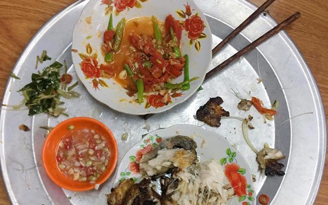 Mang tiếng được để phần đồ ăn riêng, nhưng mâm cơm ngổn ngang xương cá vẫn khiến nàng dâu trẻ tủi thân phát khóc