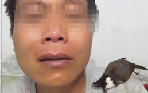 Ông chồng bỏ cả làm, ngồi khóc mấy tiếng bên xác "bạn thân" khiến vợ cáu tiết, biết lý do nhiều người lại bênh