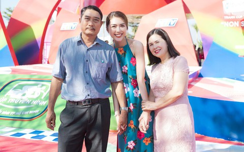 Vừa khỏi bệnh sau tai nạn, bố Hoa hậu Tường Linh đã hộ tống con dự sự kiện 