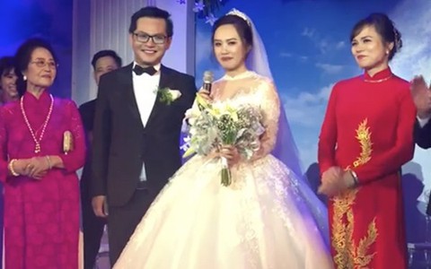 Lần hiếm hoi bà xã kém 19 tuổi của NSND Trung Hiếu nói lời ngọt ngào với chồng, chú rể không giấu được niềm hạnh phúc