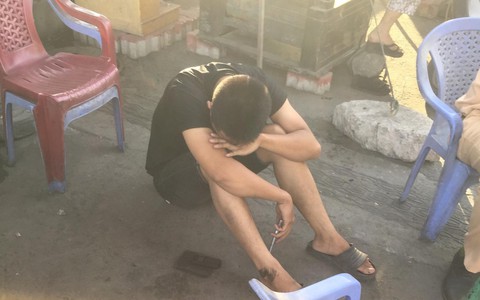 TP.HCM: Nam thanh niên gào khóc thảm thiết khi người dì bị container cán tử vong trong lúc ra bến xe về quê nghỉ lễ
