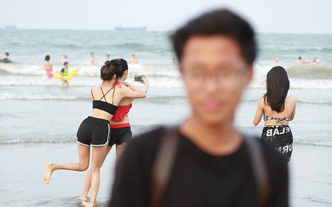 Thanh niên bị bạn hại thê thảm ngày lễ: Tạo dáng điên đảo trên bờ biển nhưng cũng chỉ làm nền cho các girl xinh phía sau