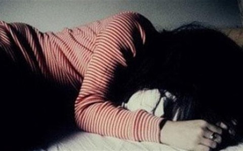 Nhóm thanh niên khống chế hiếp dâm 2 bé gái 15 tuổi giữa cánh đồng