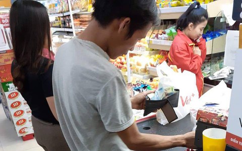Người chồng nghèo không biết chữ đi mua thuốc xịt muỗi, đồ ăn chăm cho vợ bầu gây "bão" cộng đồng mạng