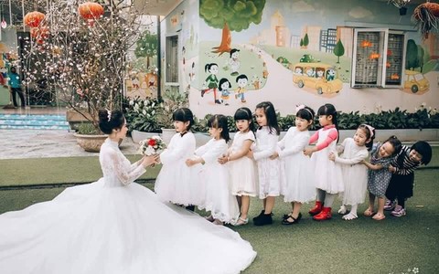 Dễ thương như ảnh cưới của cô giáo mầm non, một cô dâu cả dàn phù dâu phù rể nhí vây quanh