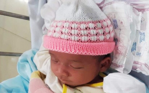 Bình Dương: Bé trai 20 ngày tuổi bị bỏ rơi ngoài nghĩa địa, khóc ngất vì đói bụng nhiều giờ liền