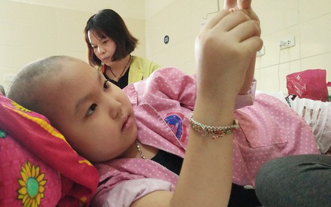 Bé gái 7 tuổi bị ung thư hạch di căn, người mẹ xót xa nghe con hỏi: "Tóc con cắt hết rồi, con sắp chết phải không mẹ?"