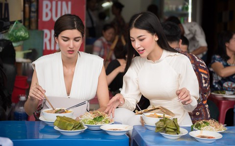 Vừa đặt chân đến Việt Nam, Phương Khánh đã dẫn Á hậu 1 Miss Earth đi ăn bún riêu vỉa hè