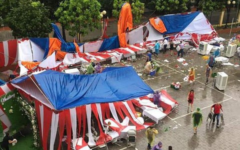 Đám cưới đúng ngày mưa gió bão bùng, cô dâu chú rể hoang mang nhìn hôn trường tan tác trong ngày trọng đại