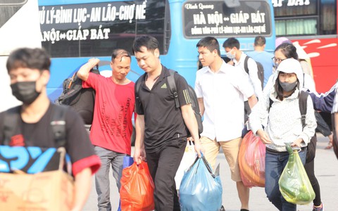 Kinh hoàng chuyến xe về Hà Nội 45 ghế "nhồi nhét" 104 người, hành khách cắn răng chịu đựng