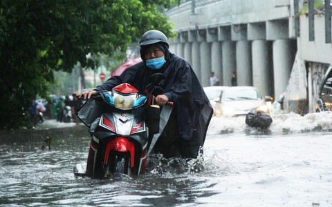 Mưa lớn kéo dài hơn 30 phút, người Sài Gòn bì bõm lội nước, té ngã vì nhiều tuyến đường ngập nặng