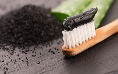 Sốc: Kem đánh răng từ than hoạt tính không có tác dụng giúp trắng răng và bảo vệ răng khỏi bị sâu mà còn làm hại men răng