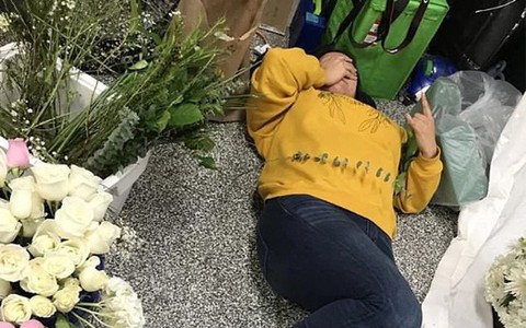 Thợ cắm hoa đăng những dòng tin nhắn bóc mẽ cô dâu keo kiệt đến trơ trẽn khiến ai đọc xong cũng sốc ra mặt