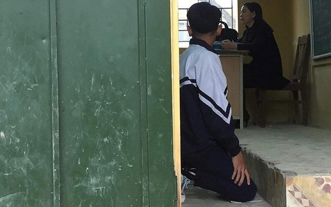 Cô giáo bắt học sinh quỳ gối trong lớp học bị đình chỉ công tác 1 tuần