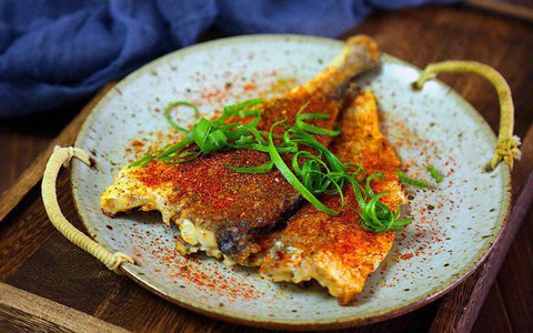 Mát trời làm món cá nướng chảo thơm ngon tuyệt đối