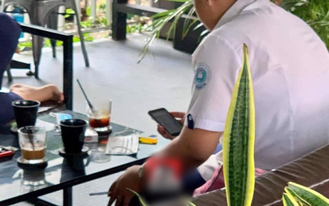 Nhóm nữ sinh cấp 3 mặc đồng phục vào quán cafe phì phèo thuốc lá khiến nhiều phụ huynh phải "giật mình"