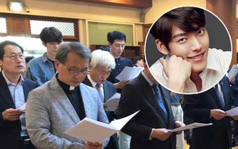4 tháng mất hút hậu xạ trị ung thư, Kim Woo Bin trở lại với diện mạo hoàn toàn mới bên tài tử Jo In Sung