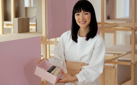 Ngoài vứt đồ thừa cho vui cửa vui nhà, "thánh nữ dọn đồ" Marie Kondo còn khuyên người ta vứt cả... họ hàng cho đời tươi sáng