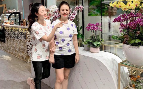 Hot girl Midu khoe ảnh của mẹ, dù U50 vẫn trẻ trung chẳng khác nào hai chị em