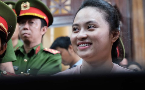 HĐXX quyết định trả hồ sơ để điều tra bổ sung, Ngọc Miu cười tươi cùng trùm ma túy Văn Kính Dương rời tòa