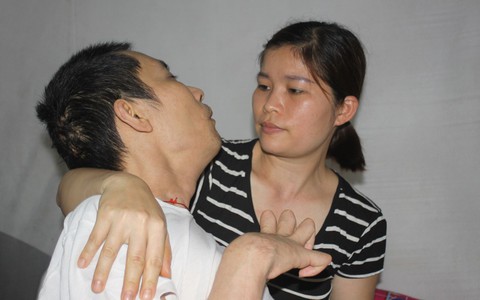 Chồng sống thực vật, người vợ trẻ quyết không bỏ mặc, ngày đêm gồng mình chăm sóc và lo cho 2 đứa con thơ dại