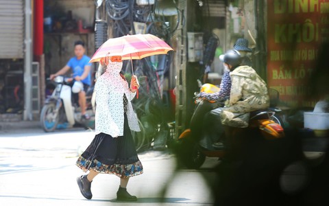 Nắng nóng hơn 40 độ tràn về, Hà Nội hầm hập như chảo lửa, người dân hóa thân thành đủ kiểu "ninja"
