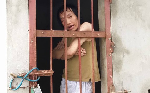 Cận cảnh chiếc chuồng của người bố "nhốt" con trai như vật nuôi, đầy ruồi muỗi và hôi thối được bạn bè "giải cứu" ở Hưng Yên