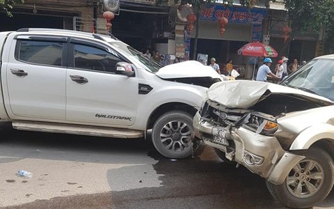 Nghệ An: Nghi ghen tuông, chồng dùng dao đâm vợ, châm lửa đốt nhà rồi lái xe tông vào ô tô "tình địch"