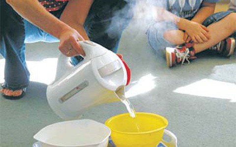 Nghệ An: Mẹ không để ý, bé trai 19 tháng tuổi uống phải nước sôi dẫn đến tử vong thương tâm