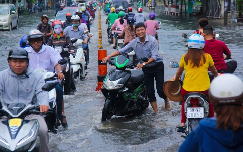Mưa lớn từ chiều đến tối, người Sài Gòn ngán ngẩm cảnh ngập nước, kẹt xe trên đường về nhà