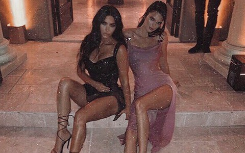 Kim Kardashian khoe ảnh chị em gái thân thiết nhưng đôi chân dài miên man của Kendall Jenner lại chiếm trọn spotlight