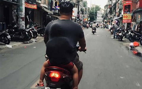 Bức ảnh "gây sốt" MXH trong một chiều mưa mùa Hạ: Bố luôn yêu thương và che chở cho con theo cách của riêng mình