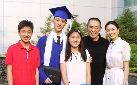 "Tình cũ 8 năm" của Củng Lợi - Trương Nghệ Mưu hạnh phúc khoe con trai nhưng nhan sắc vợ trẻ bí mật mới gây bão 